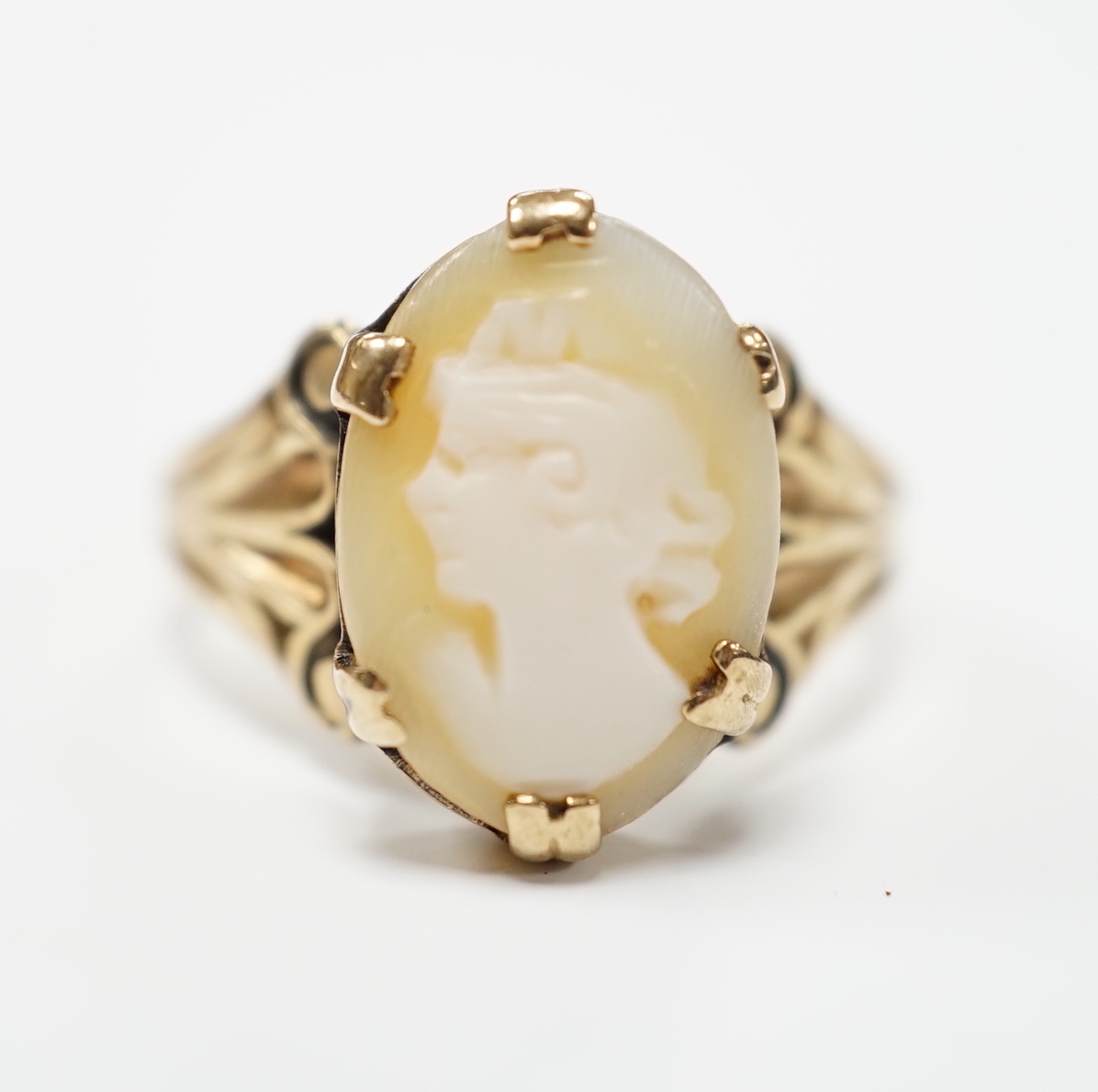 A 9ct gold and cameo shell set oval ring, size L, gross weight 2.8 grams.